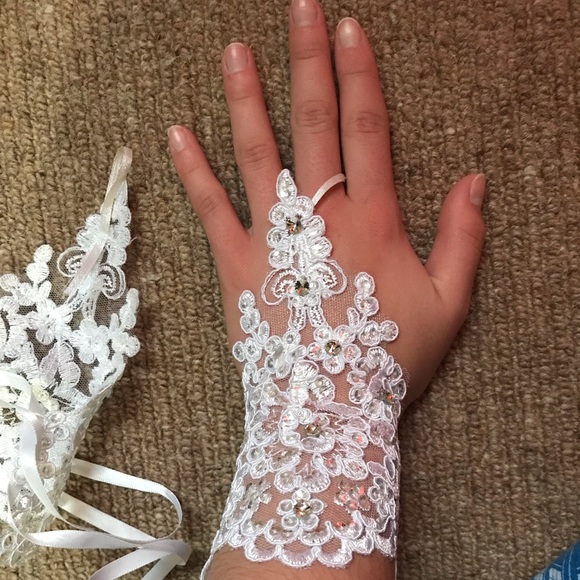 Lace Gloves - Picture 1 of 3